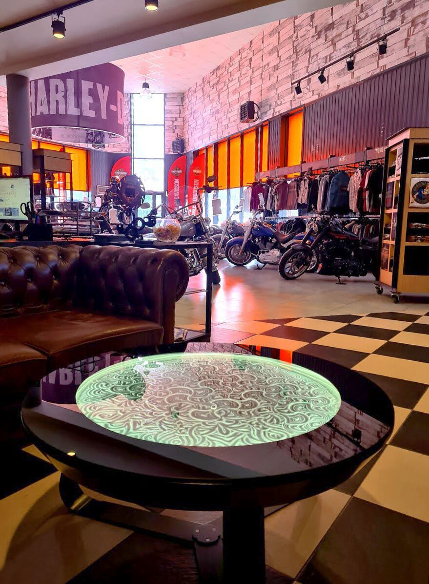 Кинетический стол FMONE в интерьере гостиной